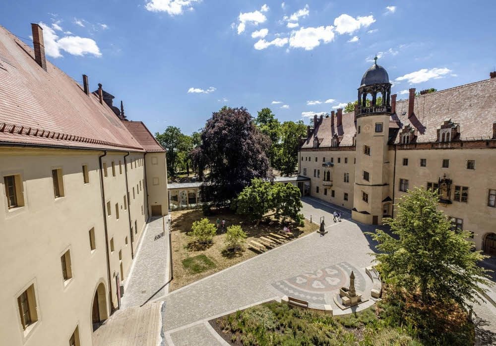 Links das Augusteum, rechts das Lutherhaus. Dem ebenfalls sanierten Hof wird eine hohe „Aufenthaltsqualität“ bescheinigt.