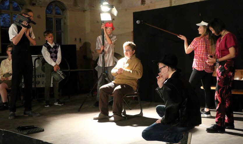 Den Loriot-Sketch vom Lottogewinner Erwin Lindemann, der während Film-Dreharbeiten völlig aus dem Konzept gerät, führt die Theatergruppe des Gymnasiums Jessen in Annaburg auf.