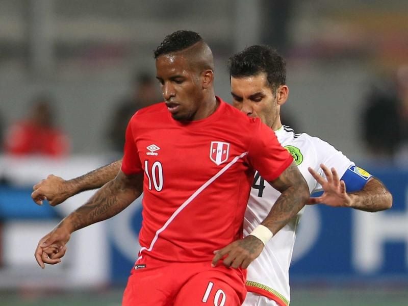 Fährt mit Peru zur WM: Der Ex-Schalker Jefferson Farfan (vorne). Foto: Paolo Aguilar/EFE