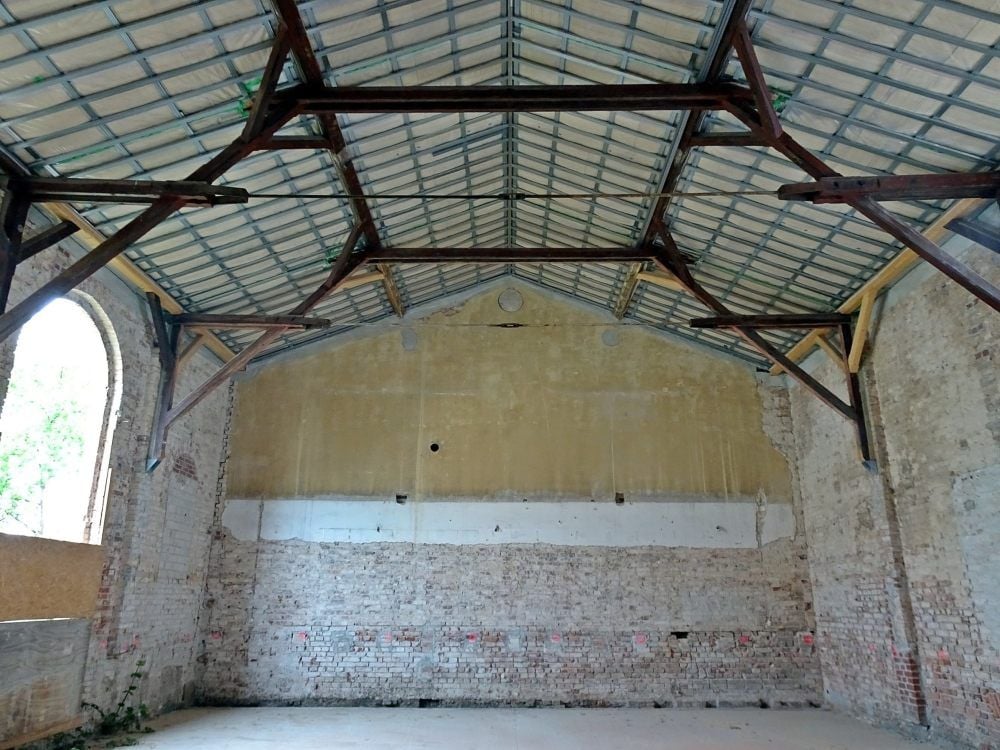 Den Saal überspannt eine beeindruckende Deckenkonstruktion.
