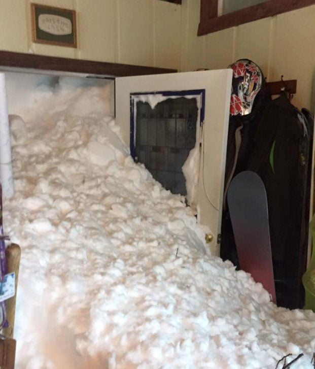 Schnee quillt durch die Tür dieses Hauses in Lake Tahoe.