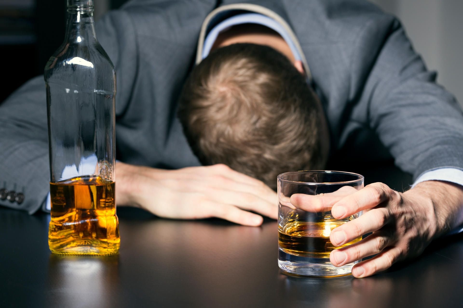 Im Schnitt trinkt jeder Bundesbürger pro Jahr eine ganze Badewanne voller Alkoholika.