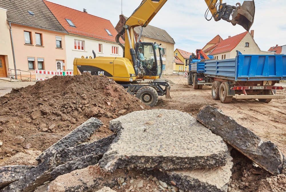 Bagger haben die marode Freifläche auf dem Leninplatz in Könnern aufgeschachtet.