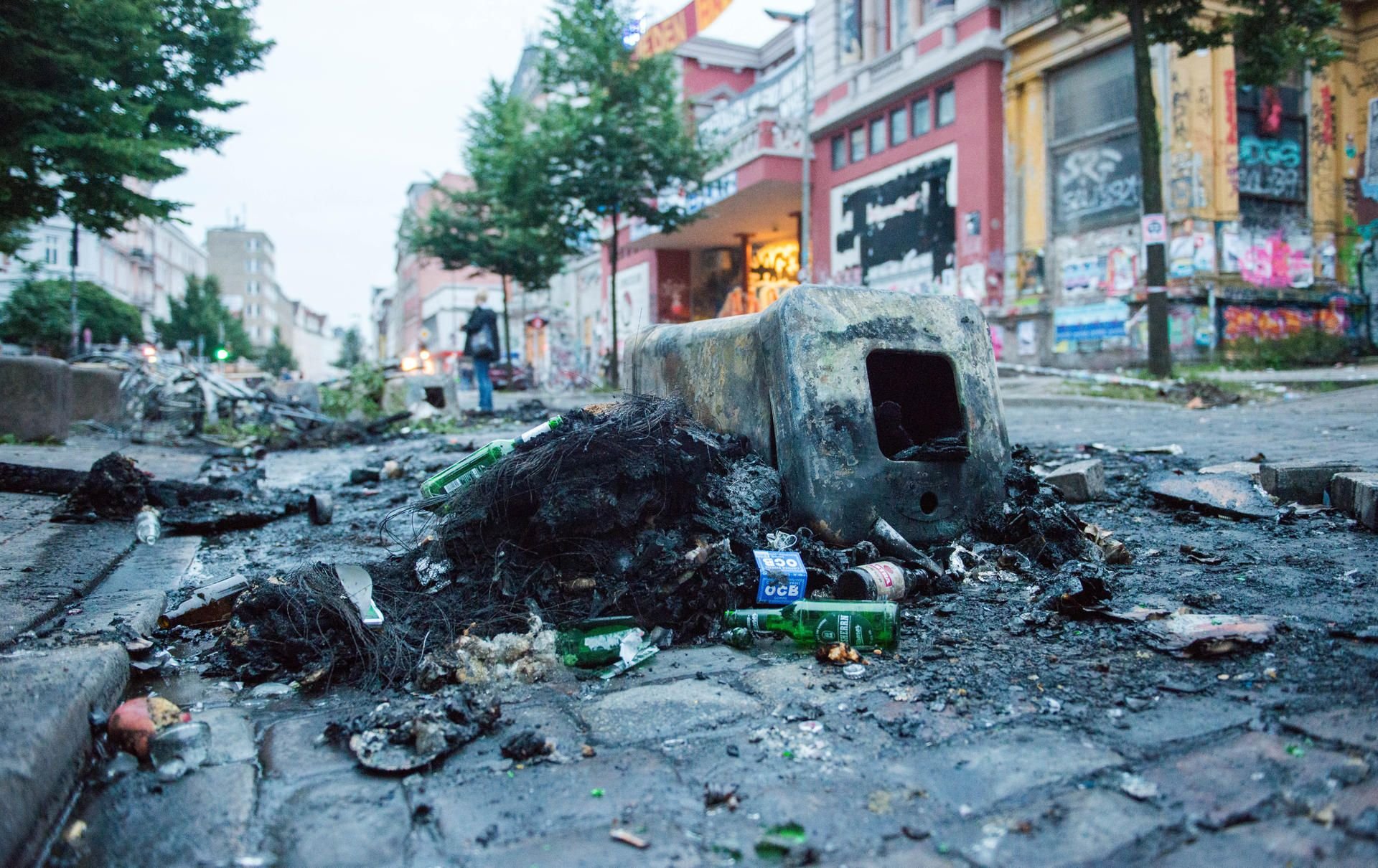 Eine verbrannte Mülltonne und verbrannter Unrat liegen in Hamburg nach Krawallen im Schanzenviertel.