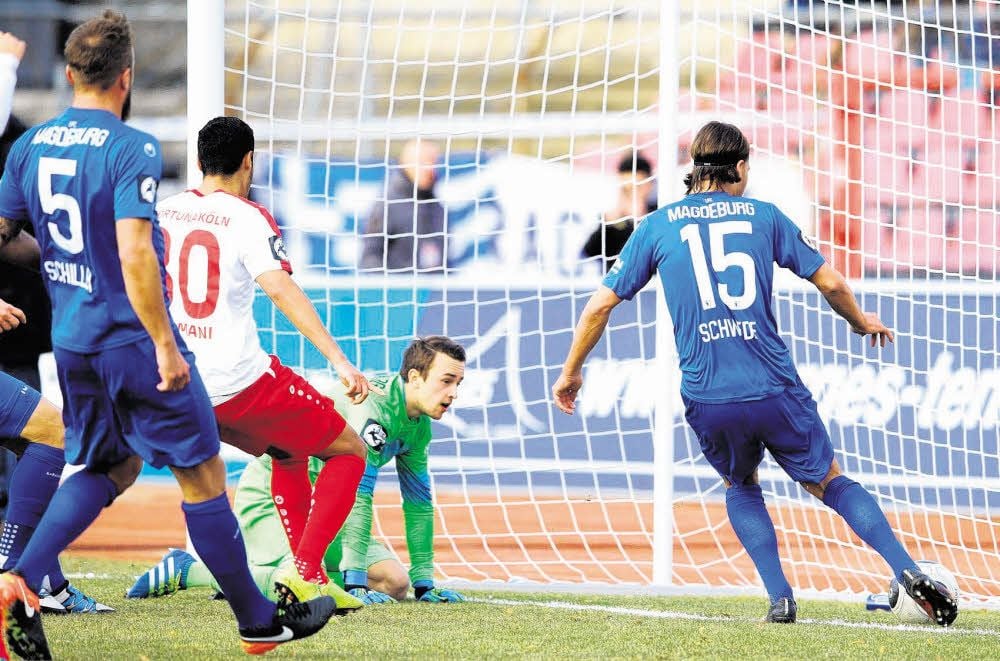 Magdeburgs neuer Stammkeeper Leopold Zingerle schaut am Boden liegend traurig zu, wie der Ball hinter ihm ins Tor rollt