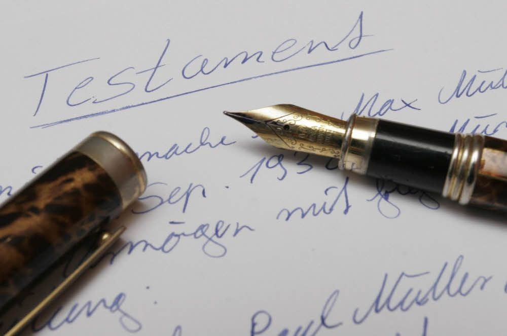 Der Letzte Wille kann auch handschriftlich festgehalten werden. Dabei müssen jedoch verschiedene Formvorschriften eingehalten werden.