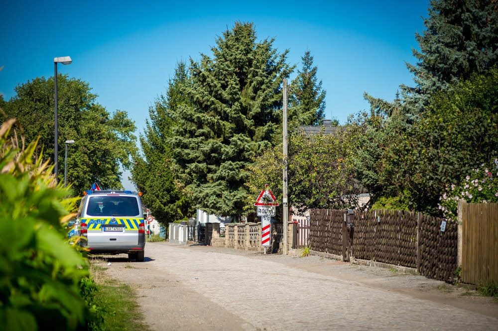 Auch am Freitag ist die Polizei noch in der Alten Poststraße in Reuden präsent.