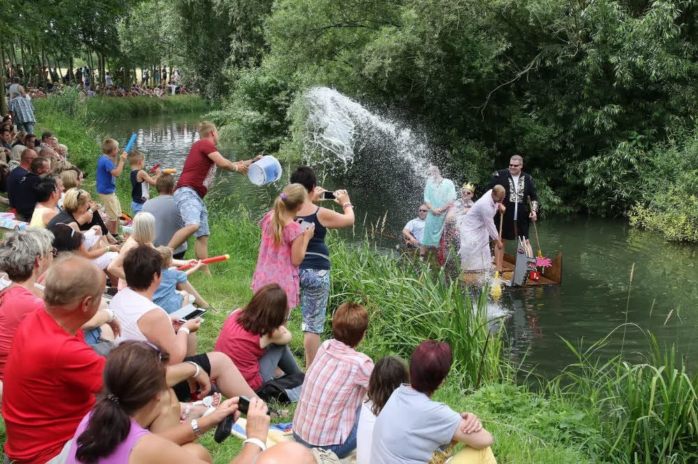 Der Kirmeskönig René Reineberg und sein Gefolge wurden mit einer Wasserdusche empfangen.