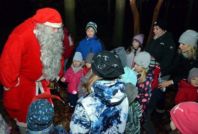 Begegnung im dunklen Wald: Weihnachtsmann Andreas Lenz begrüßt die Kinder des Knax-Clubs persönlich und verteilt erste Geschenke.