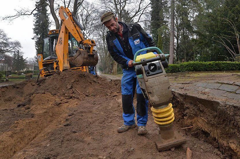 Derzeit wird der Hauptweg auf dem Ascherslebener Friedhof weiter saniert.