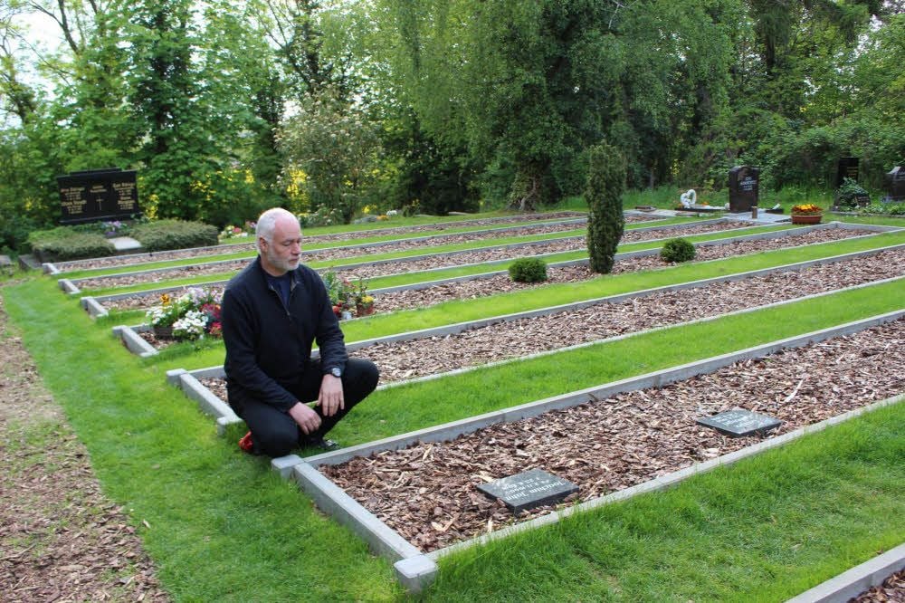 Matthias Keilholz ist Pfarrer im Kirchspiel Theißen-Langenaue. Auf dem Friedhof an der Kirche in Theißen wurde die „Stille Wiese“ umgestaltet.