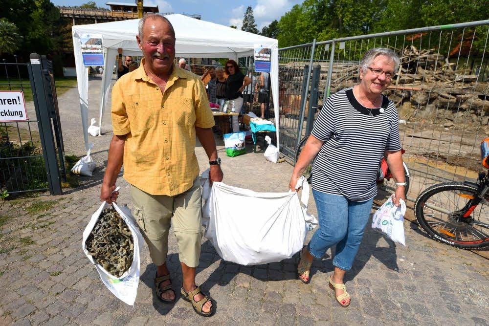 Auch Sigrid und Claus Ihle holen sich Dornstein vom Gradierwerk.