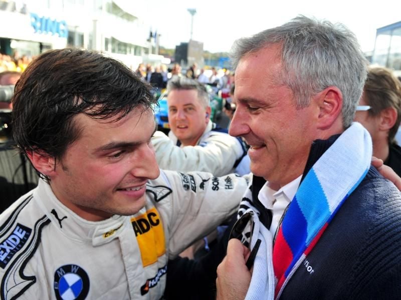 Charly Lamm (r) 2012 auf dem Hockenheimring im Gespräch mit dem kanadischen DTM-Piloten Bruno Spengler. Foto: Jan-Philipp Strobel