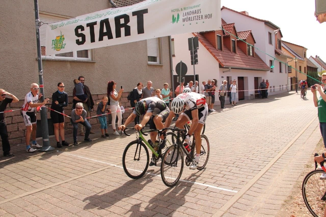 Der Große Preis der Parkstadt Wörlitz geht nach dramatischem Endspurt an Maik Schapelt (RadMitte Straßenteam) (links im Bild), der um Zentimeter vor dem heranstürmenden Martin Halle (Dessauer RC) gewinnt.