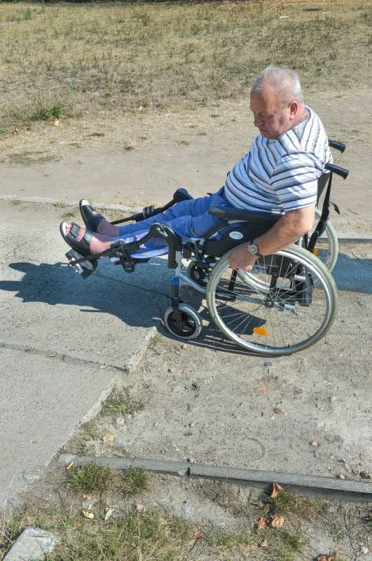 Hans-Jürgen Werner würde gern einen Plattenweg an der Kolping-Straße nutzen. Doch ein Loch an dessen Anfang bereitet ihm Probleme.