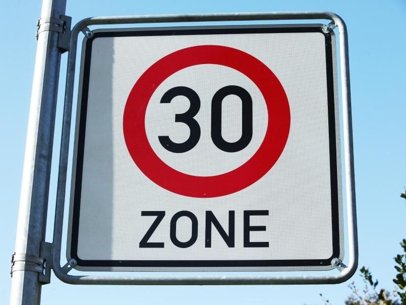 Ein Verkehrsschild weist auf eine Tempo-30-Zone hin. Foto: Bernd Wüstneck/Archiv