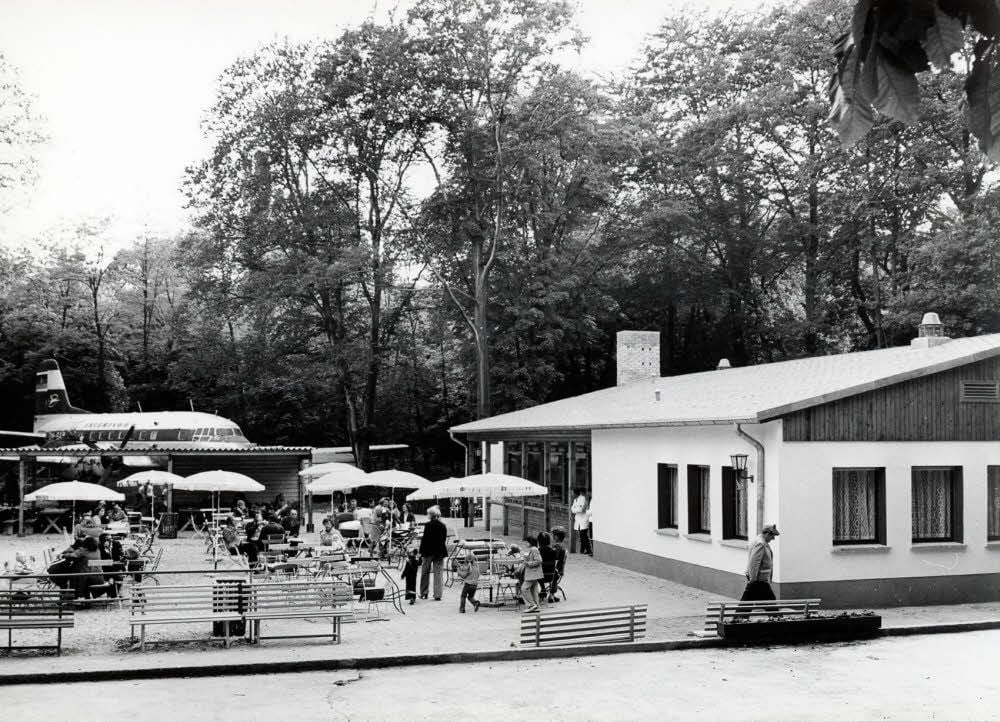 Die Gaststätte mit Flugzeugcafé in den 1980er Jahren.