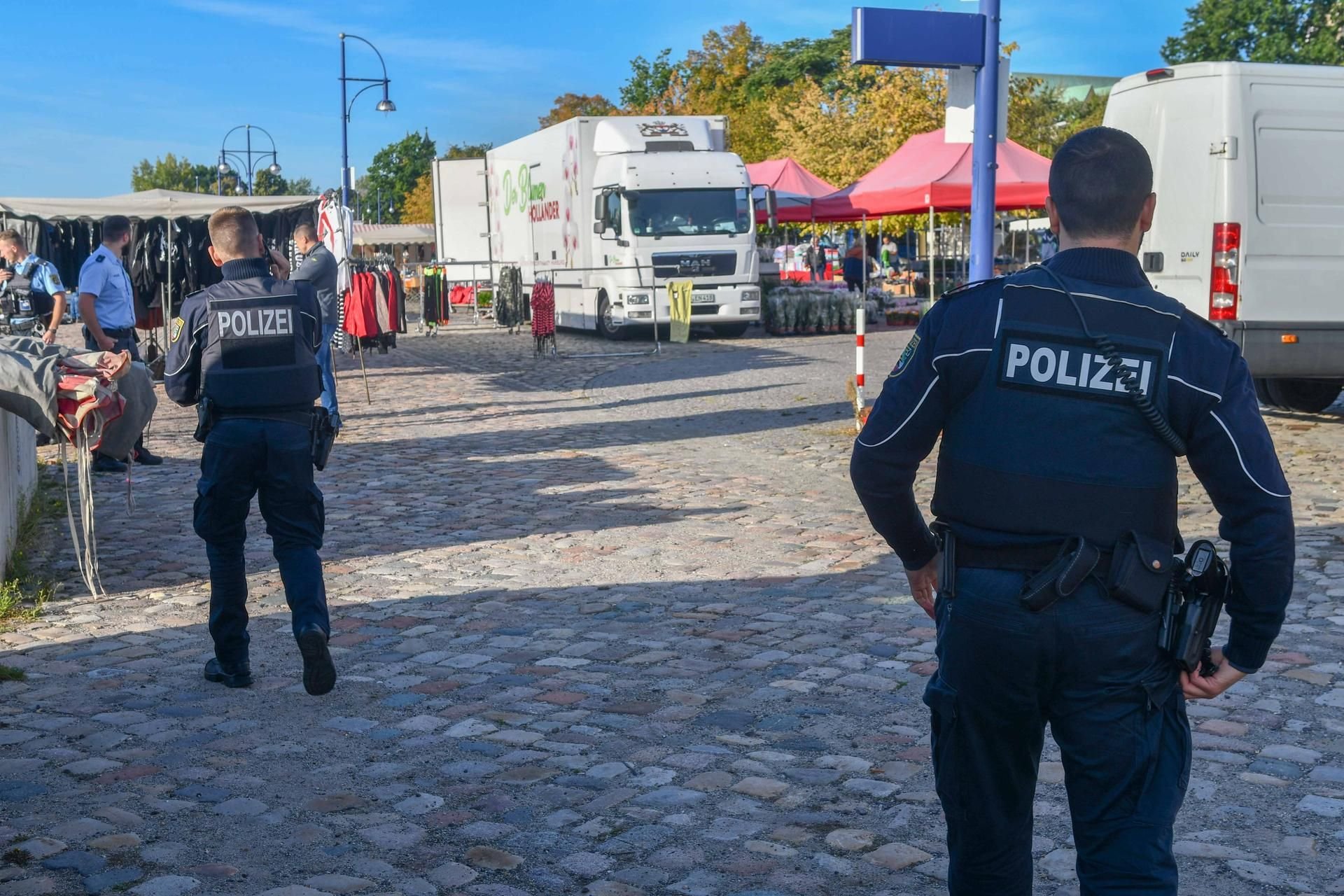 Polizisten am Fischmarkt in Magdeburg.