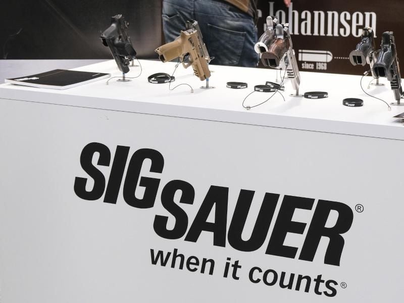 Pistolen der Firma Sig Sauer sind auf einem Ausstellungstisch bei der Messe "Outdoor 2019 Jagd & Natur" aufgestellt. Foto: Frank Molter/dpa