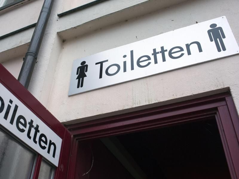 Um die Gefahr einer Ansteckung mit dem Coronavirus zu verringern, sollte man Klodeckel auf öffentlichen Toiletten vor dem Spülen schließen. Foto: Jens Büttner/dpa-Zentralbild/dpa