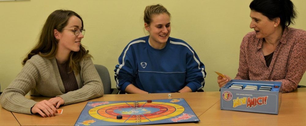 Julia Küchler, Paula Engelhardt und Russischlehrerin Katja Hultsch (v. l.) beim Üben mit dem Sprachlernspiel „New Amici“