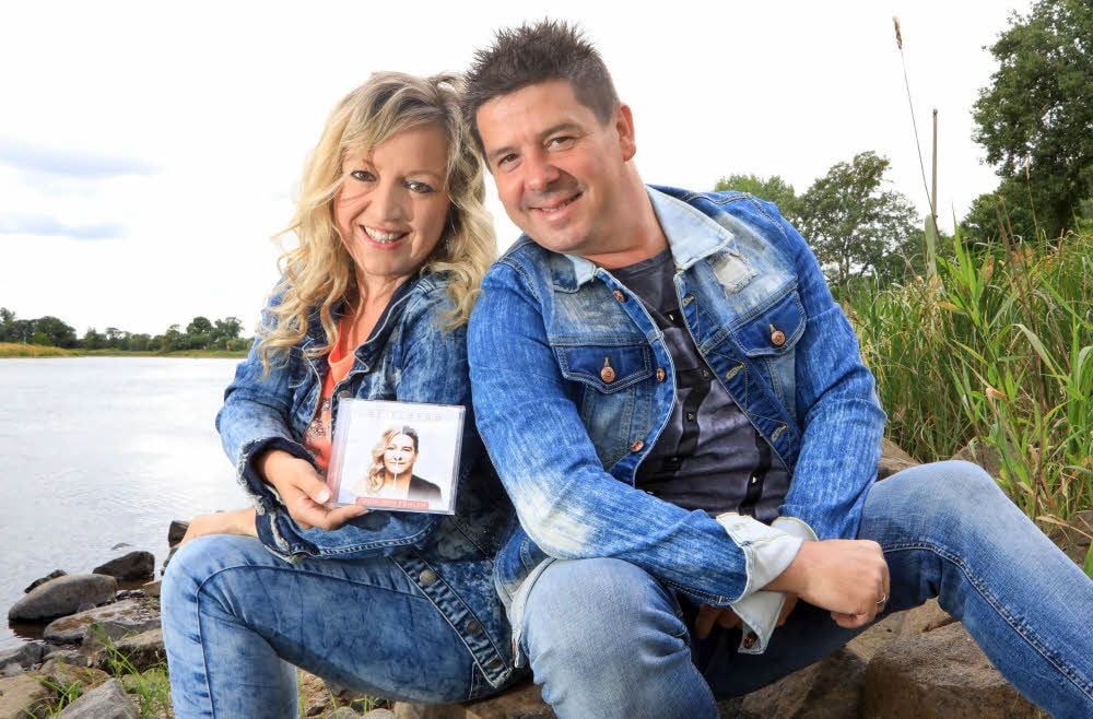 Silke und Dirk Spielberg treten in diesem Sommer mit neuen Liedern mehrfach in Dessau-Roßlau auf.