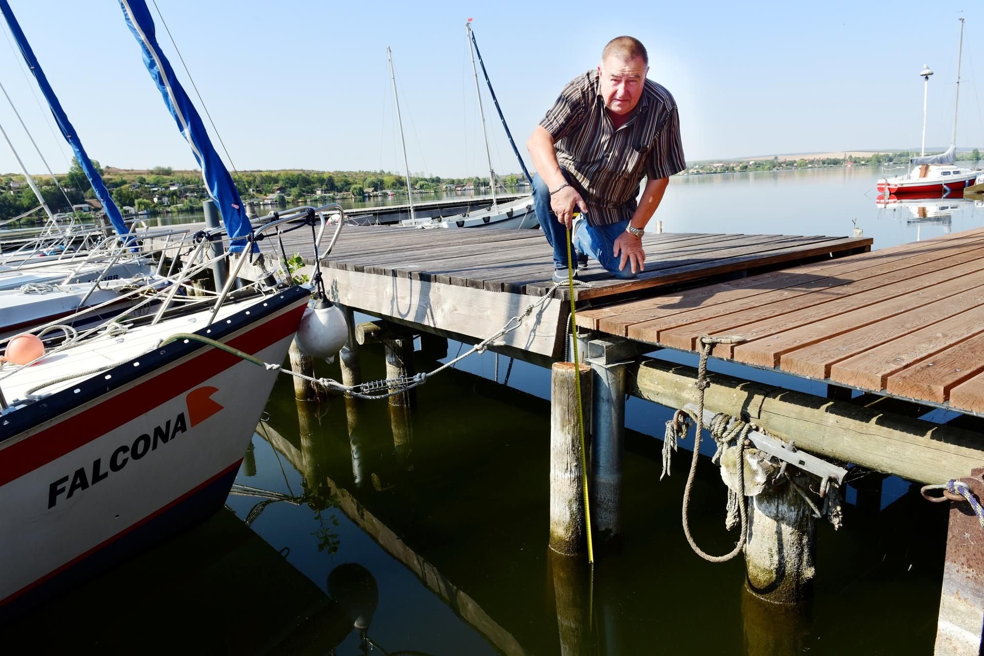 Niedrigwasser am Süßen See: Fred Sschaaf vom Seesportclub am Süßen See misst den Pegel unterhalb des Schloßes Seeburg.