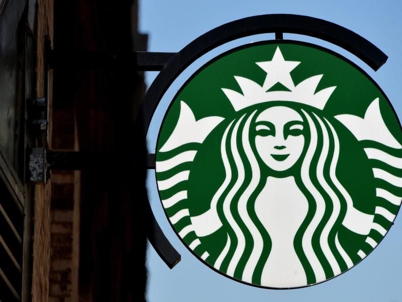 Starbucks-Logo in New York. Chef Howard Schultz will sich aus dem Unternehmen zurückziehen. Foto: Justin Lane/EPA/Archiv