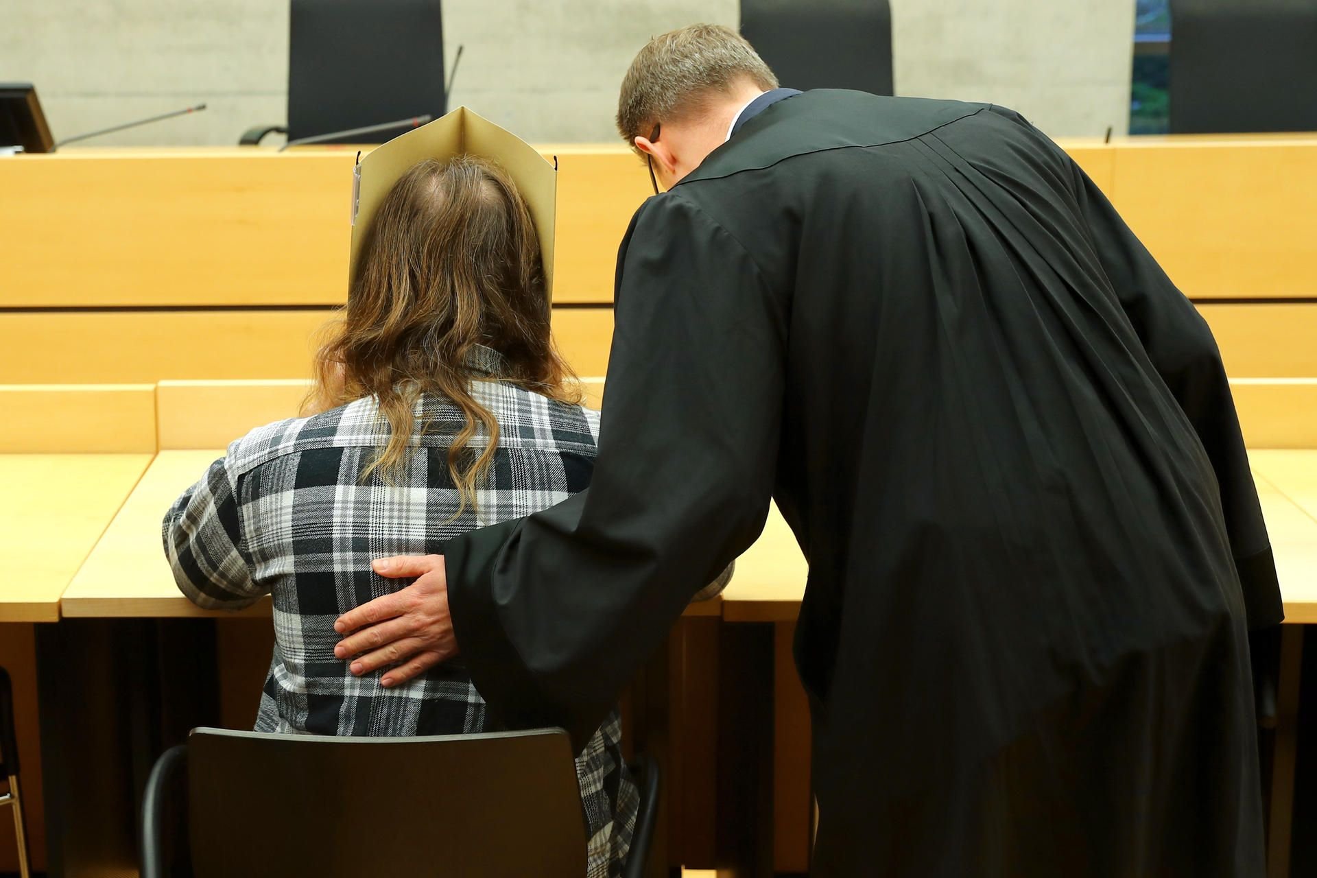 Der Angeklagte neben seinem Anwalt Bernhard Löwenberg.