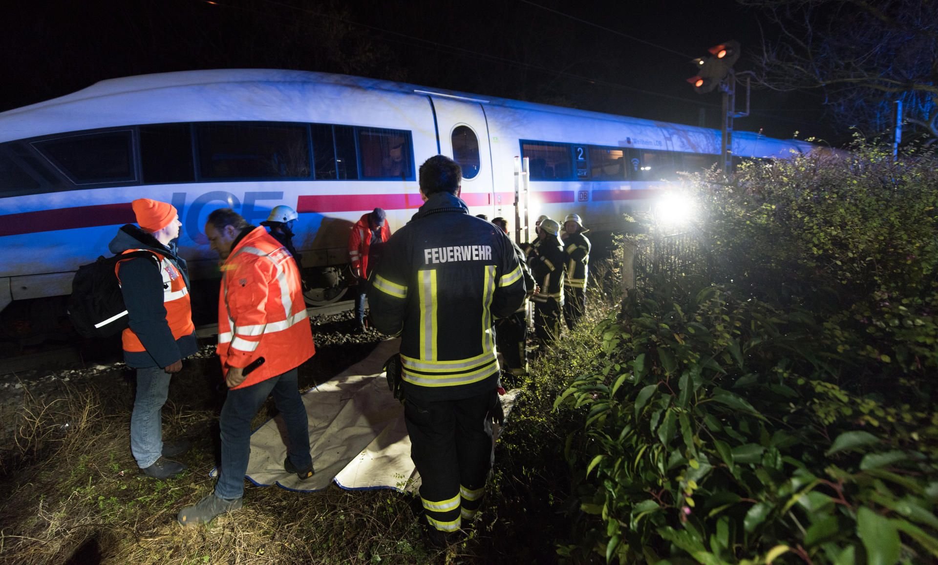 Einsatzkräfte an der Bahnstrecke in Schallstadt bei Freiburg.
