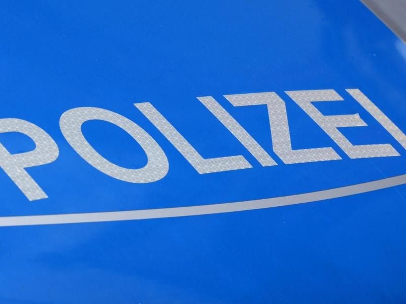 Die Polizei sucht noch den Täter, der einen Frankfurter Linienbus beschoss. Foto: Jens Kalaene/Archiv