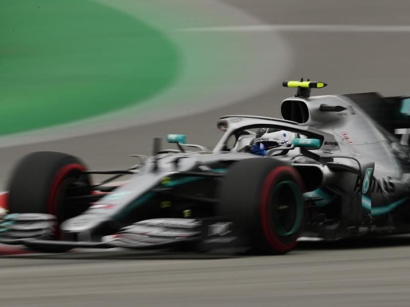 Der Finne Valtteri Bottas holt sich die Pole in Barcelona. Foto: Manu Fernandez/Ap