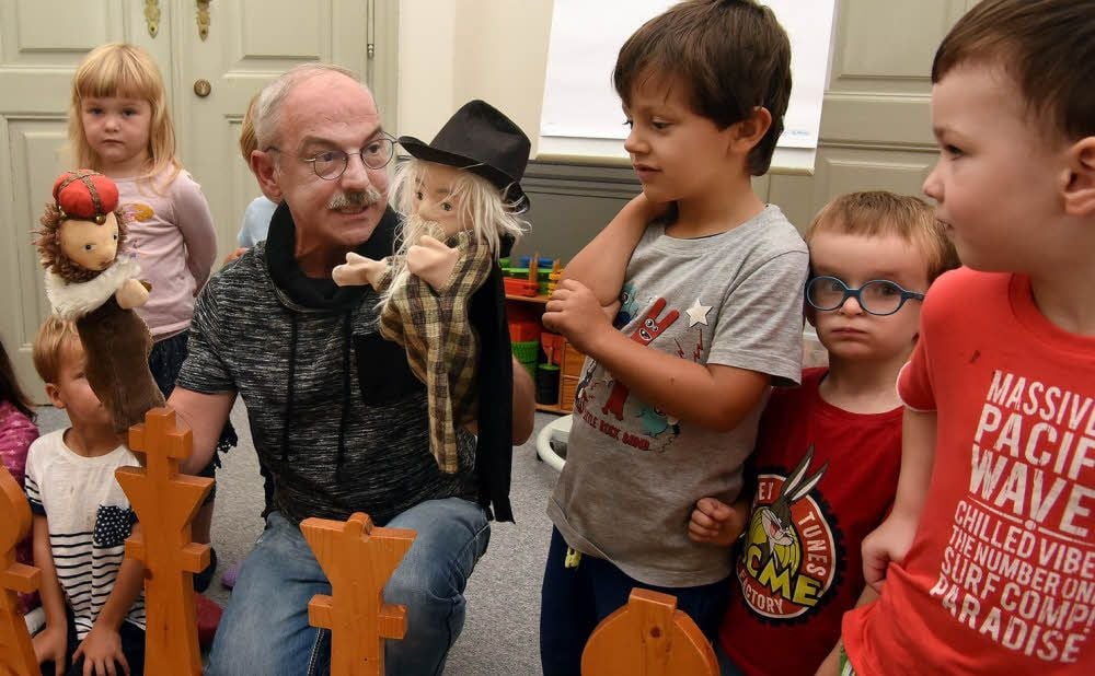 Von Anfang an im Kreazentrum mit dabei ist der Chef der Einrichtung und Vorstandsvorsitzende Volkmar Reinschmid, der hier mit zwei Handpuppen den Kindern eine Geschichte über Schachfiguren erzählt.