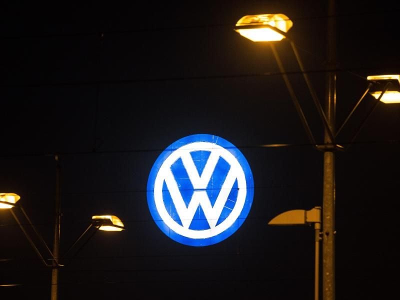 Das Volkswagen-Logo an einem Werksgebäude in Wolfsburg. Foto: Swen Pförtner/Archiv