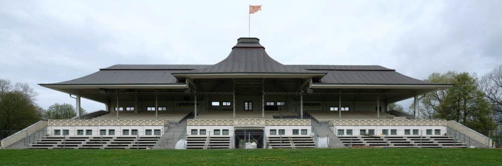 Das elegante Tribünengebäude im späten Jugendstil wurde 1913 eingeweiht. Derzeit läuft die Sanierung des Denkmals.