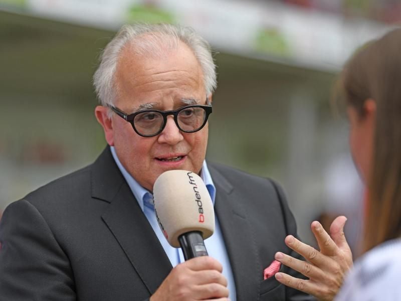 Freiburgs Präsident Fritz Keller spricht vor dem Bundesligaauftakt gegen Mainz 05. Foto: Patrick Seeger
