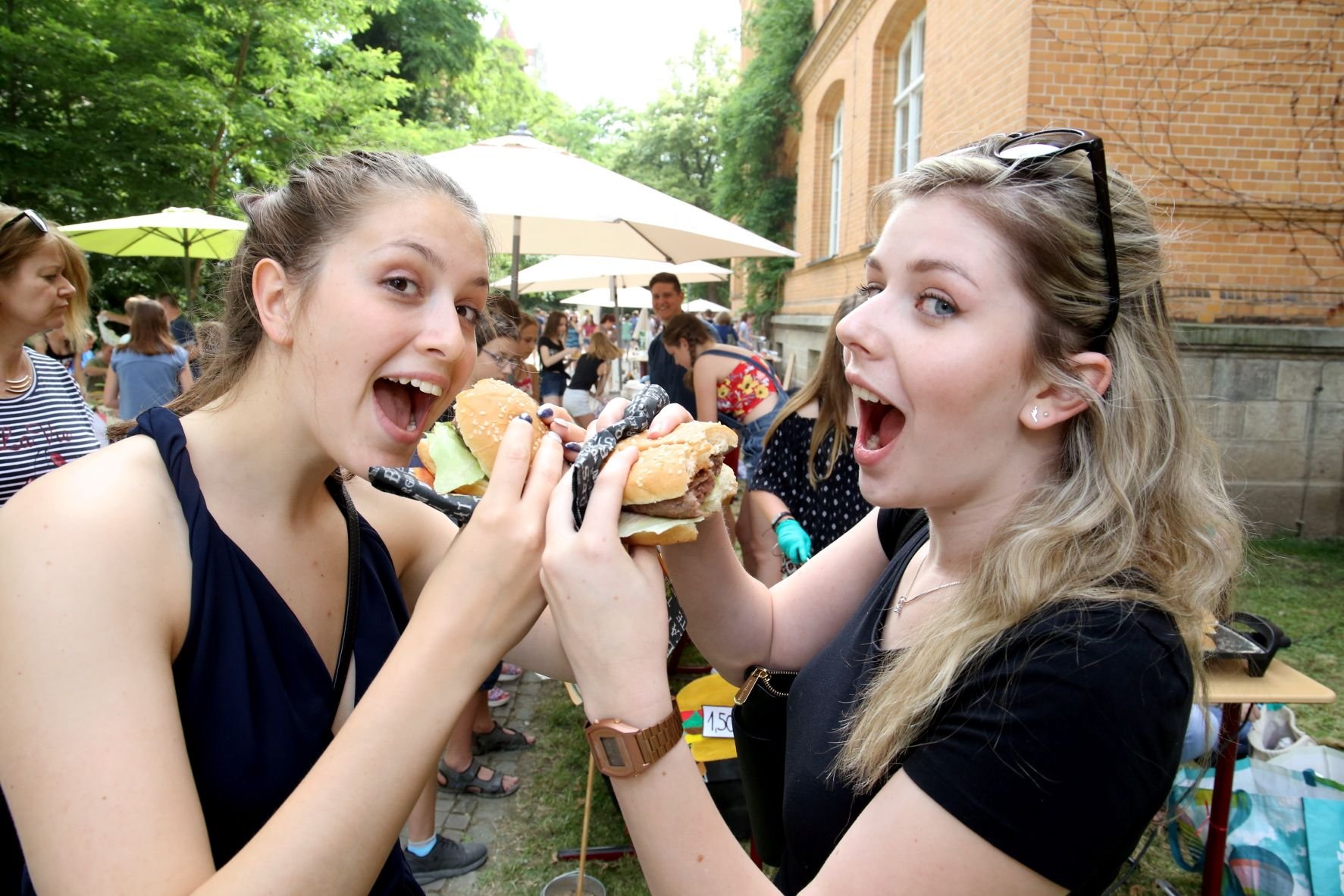 Debbie Voigt (links) und Alisa Karl lassen sich Burger schmecken.