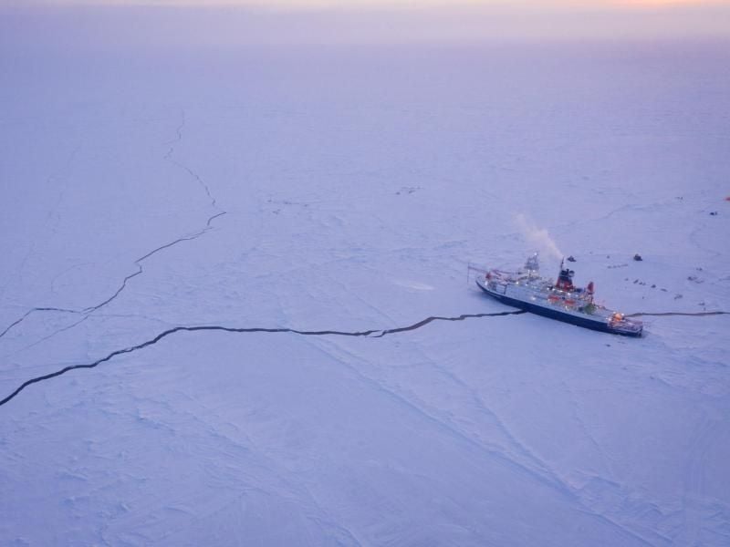 Das Forschungsschiff Polarstern liegt eingefroren im Eis der Zentralarktis. Foto: Manuel Ernst/Alfred-Wegener-Institut, Helmhol/dpa