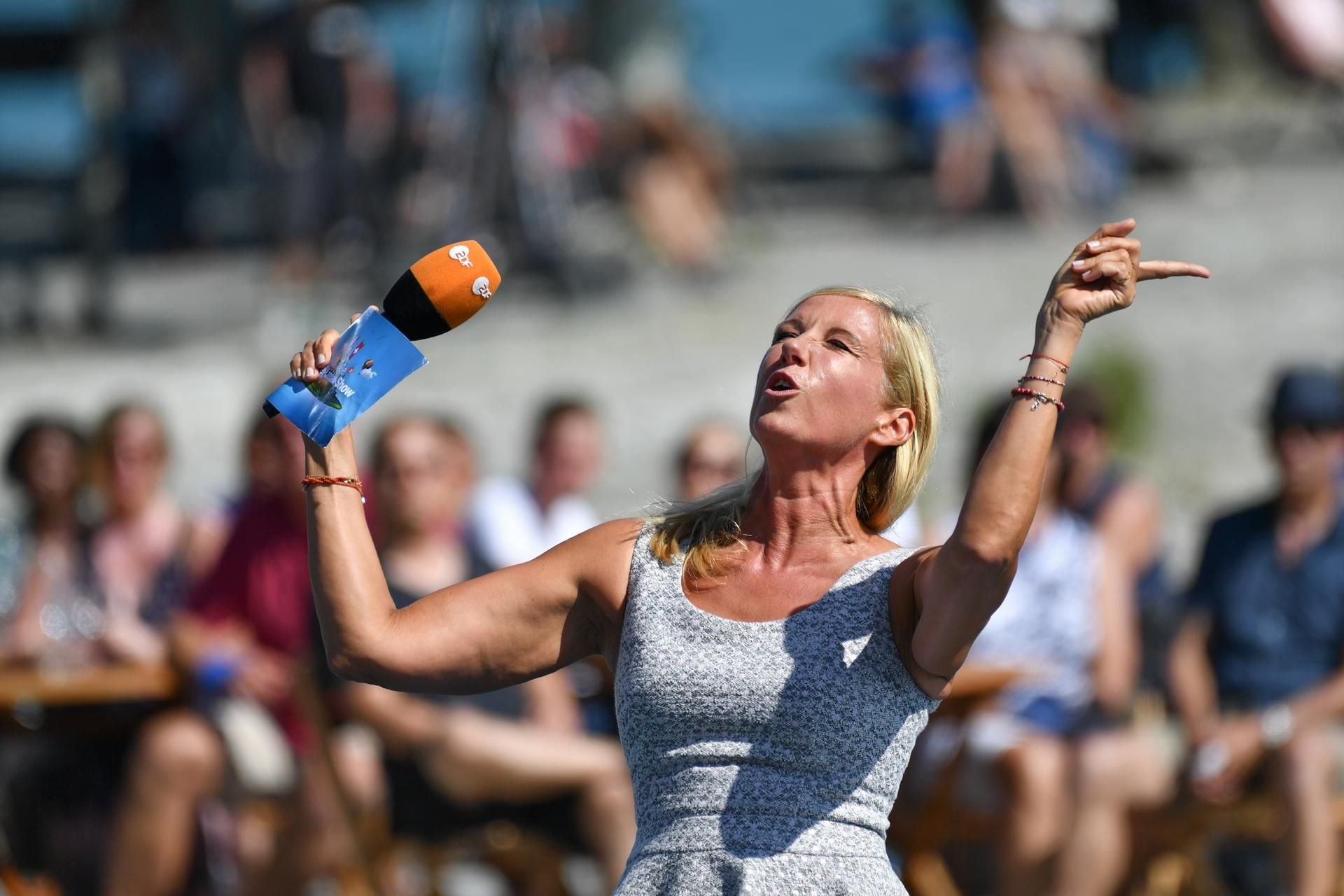 Andrea Kiewel führt durch den ZDF-Fernsehgarten.