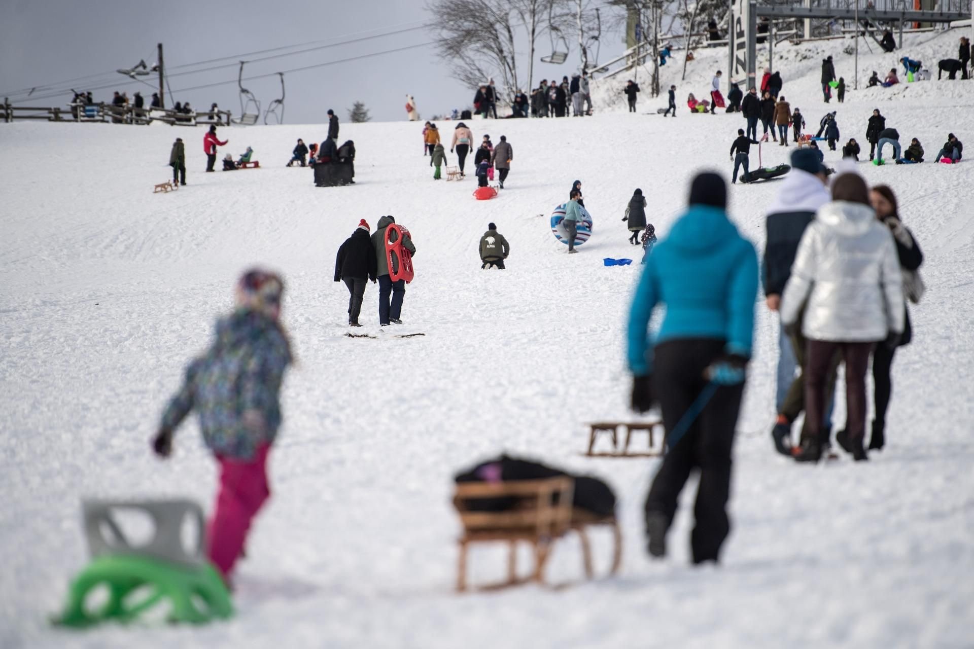An Neujahr 2021 kamen wieder viele Menschen ins Skigebiet Winterberg in Nordrhein-Westfalen.