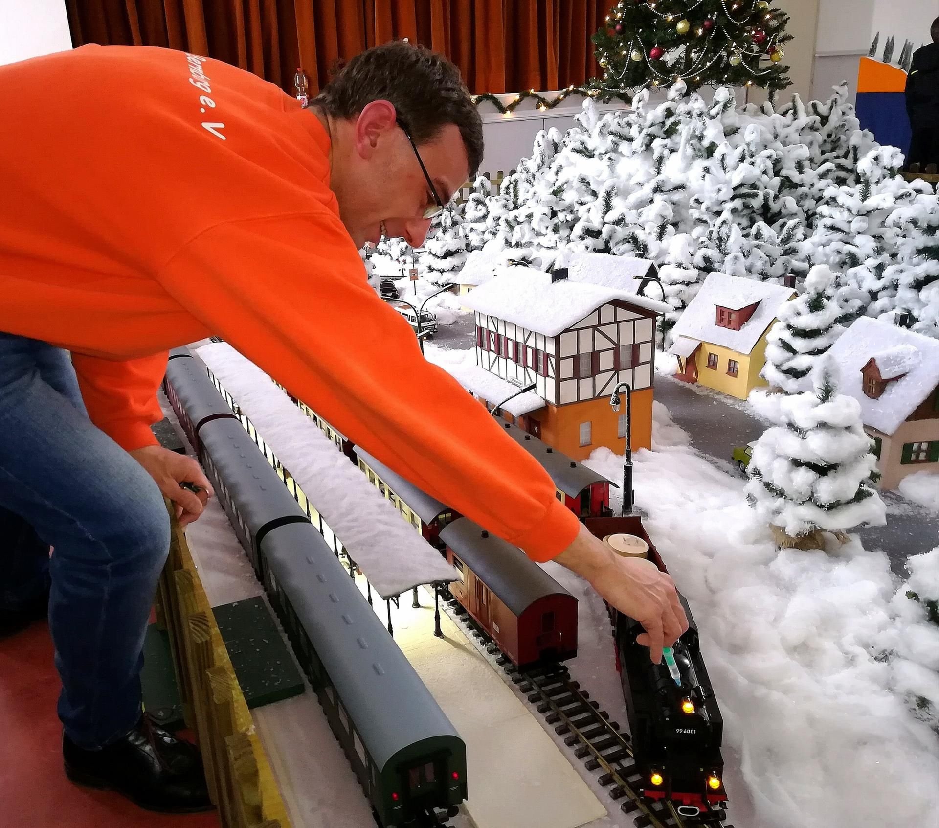 Marcel Luckau füllt die Lok in der Winterlandschaft auf. Dadurch kann sie wieder ordentlich dampfen.