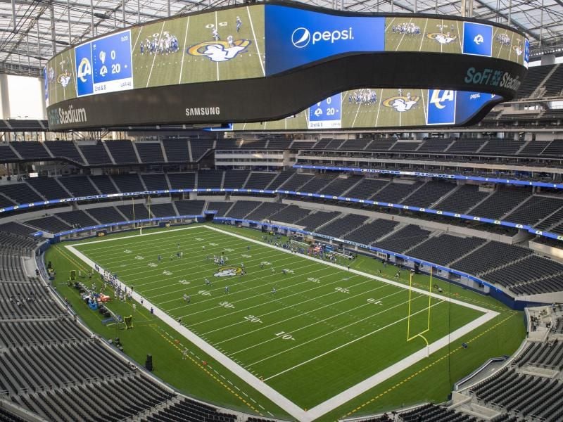 Das Stadion der Los Angeles Rams wird zum Wahllokal. Foto: Kyusung Gong/AP/dpa