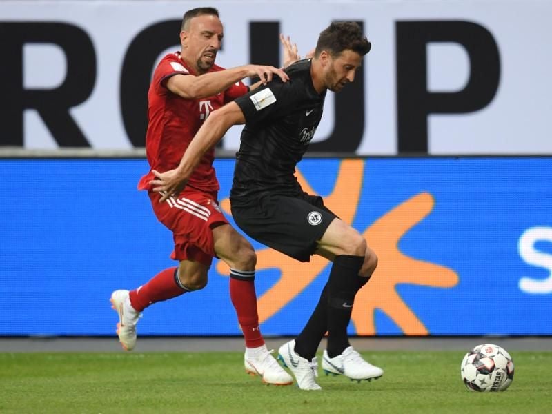 Frankfurts Abwehrchef David Abraham (r) behauptet den Ball gegen Bayerns Franck Ribery. Foto: Arne Dedert