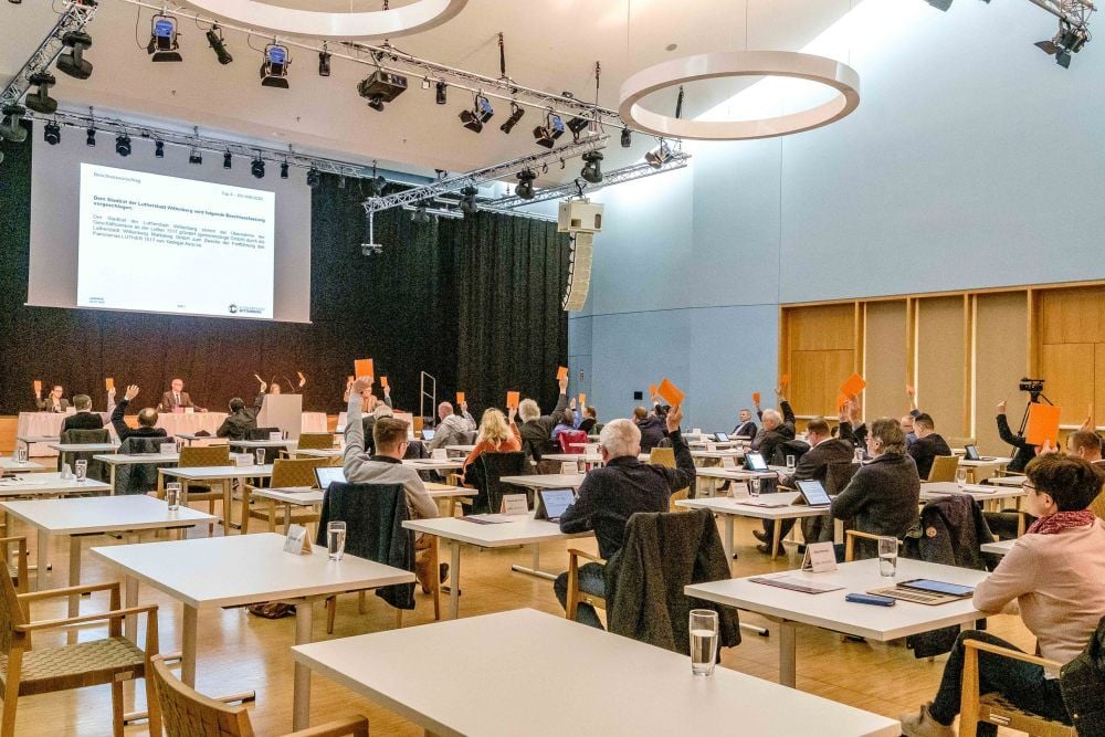So gut wie alle anwesenden Stadträte hoben die Karte zum Nein.