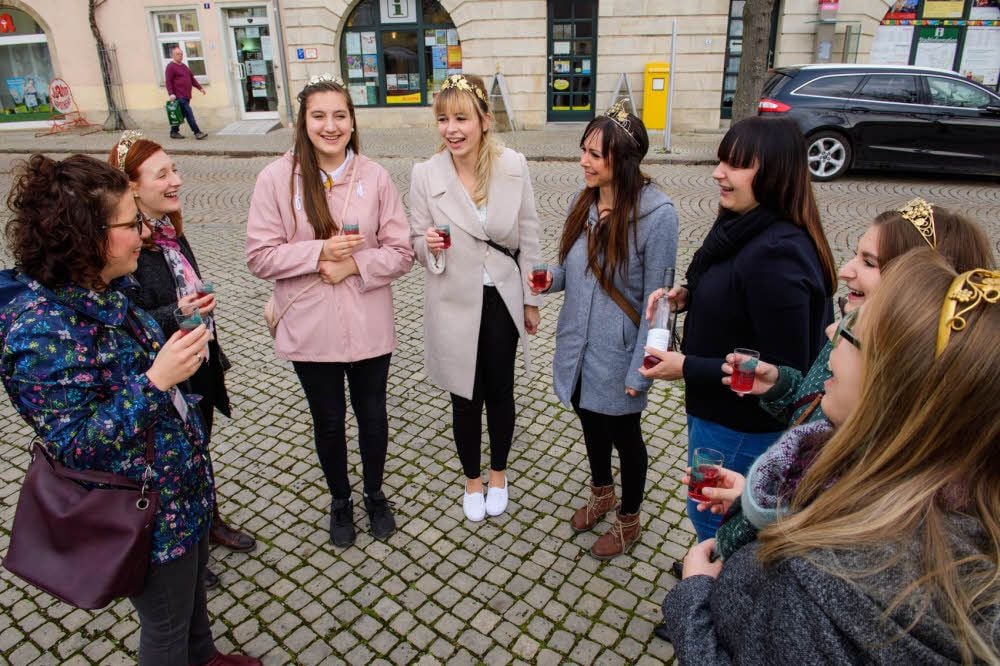 Alexandra Fredel (l.) und Katrin Weineck (3.v.r.) führen die Weinprinzessinnen von Höhnstedt, Nebra-Reinsdorf-Wangen, Freyburg, Laucha, Geiseltal und Steigra durch die Wein- und Sektstadt Freyburg.