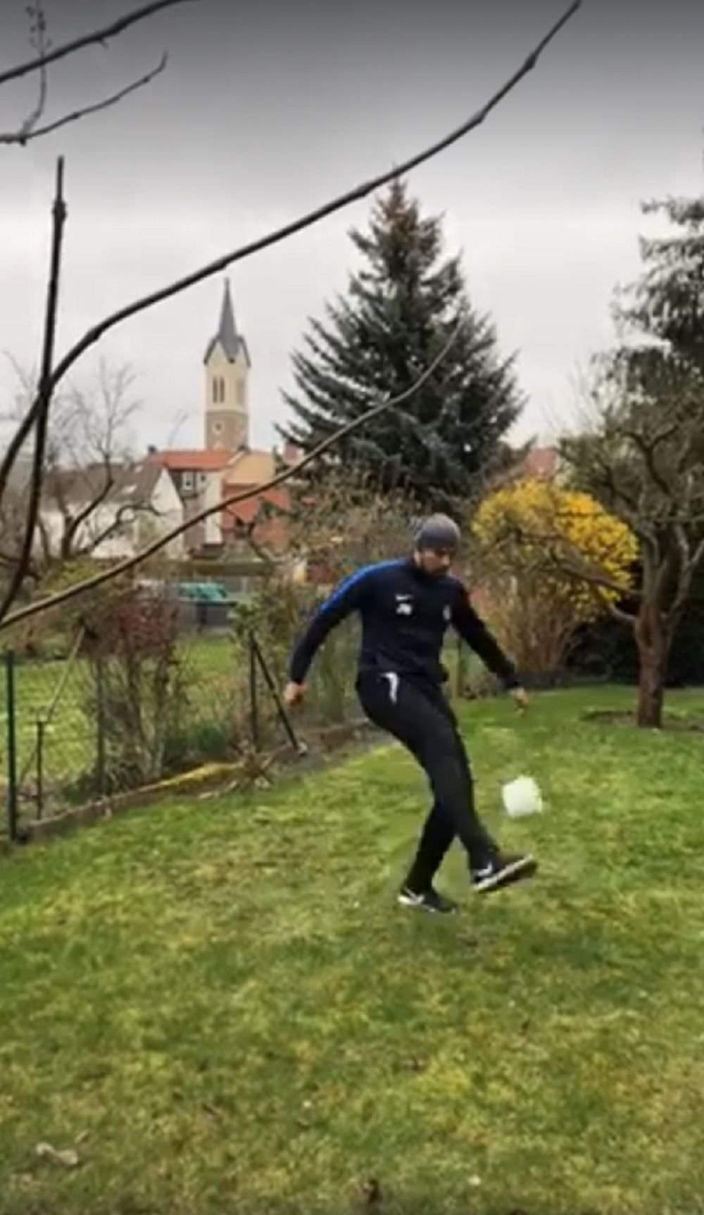 Jan Wegener jongliert mit einer Rolle Klopapier.