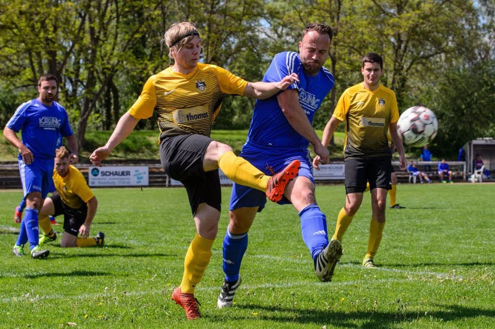 Blau-Weiß Bad Kösen - hier Florian Schlegel (in blauer Spielkleidung) gegen Mertendorf - kämpft am letzten Spieltag der Kreisoberliga noch um den zweiten Tabellenplatz.