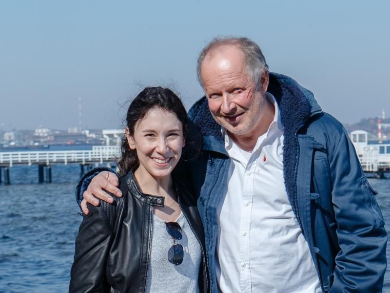 Sibel Kekilli (l) und Axel Milberg stehen bei den „Tatort”-Dreharbeiten. Foto: Markus Scholz/Archiv