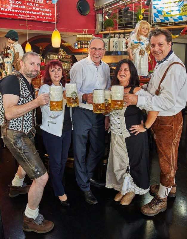 Sind bereit für das siebte Bernburger Oktoberfest: Musiker Thomas Börner (von links), Schausteller-Organisatorin Jenny Köllner, Oberbürgermeister Henry Schütze, Wirtin Silke Eisfeld und Wirt Lutz Eisfeld von der „Sonderbar“.