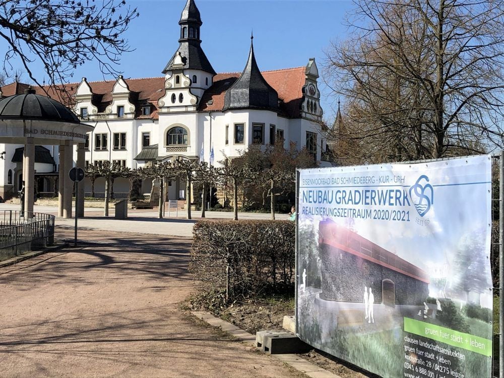 Viele Menschen sind im Kurzentrum derzeit nicht unterwegs. Das Plakat verweist darauf, dass trotz aller Probleme weiter investiert wird.
